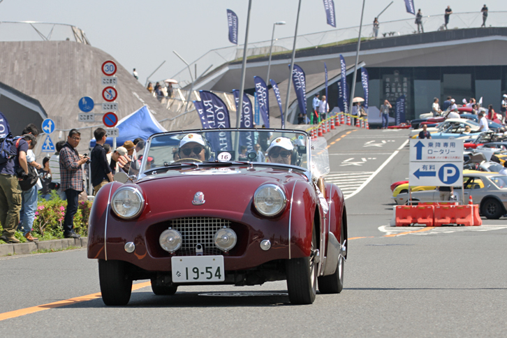 P.C.競技を終え、大さん橋を後にする1954年「トライアンフTR2」。