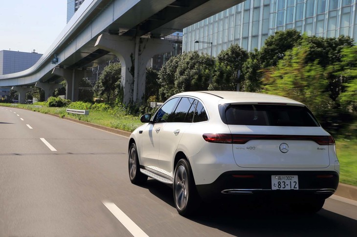 都心の一般道を走る「EQC」。リアビューでは、シンプルな一文字型のランプが印象的。