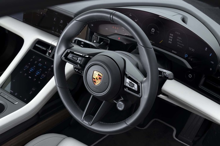 スポーク部には多くの操作スイッチが並ぶものの、シンプルな造形のステアリングホイール。センター右下には走行モードのセレクターが備わる。