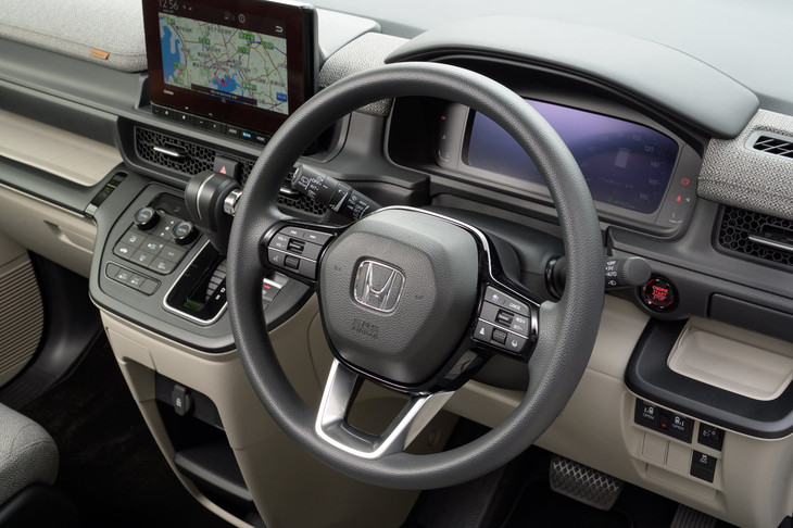 「エアー」のステアリングホイールはウレタン製で、革巻きはオプションでも選択不可。シートヒーターも備わらず、4WDを除くと空調もトリプルゾーン式のフルオートエアコンではなく、「左右独立温度調整式オートエアコン＋リアマニュアルクーラー」となる。（写真：向後一宏）