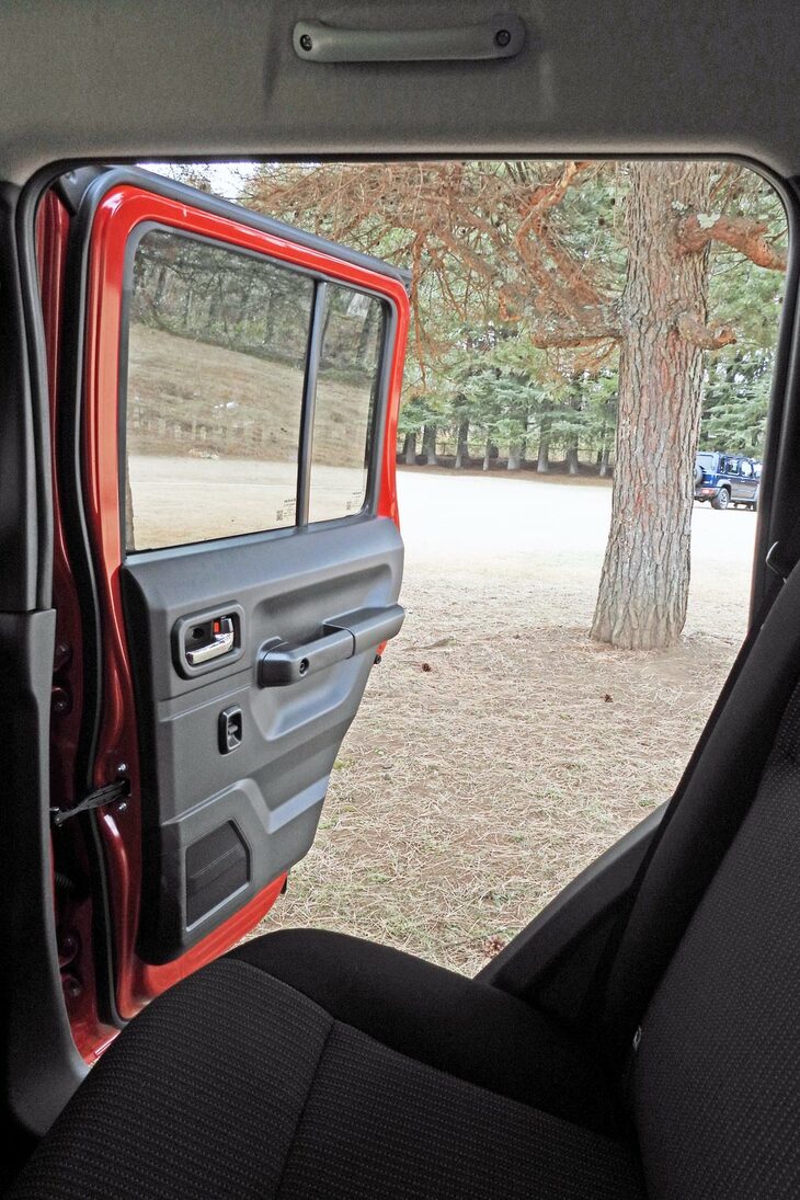 スズキ・ジムニー ノマド（リアドア開口部）