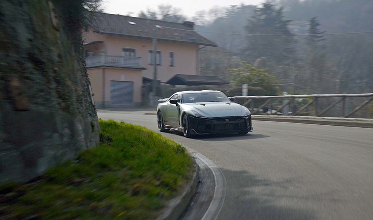 前後重量配分や重心位置などがベースモデルと変わらないよう、可能な限り尊重したという。