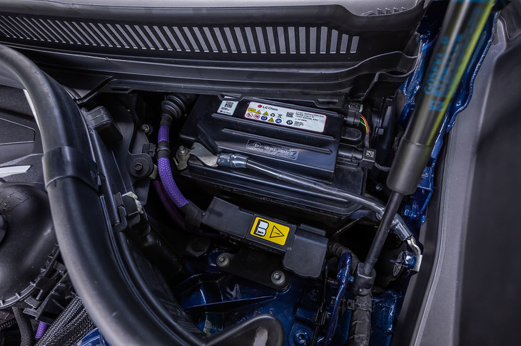 エンジンルームの助手席バルクヘッド近くに設置された、48Vマイルドハイブリッドシステム用のリチウムイオンバッテリー。「LG Chem Li-Ion Battery 10Ah 440Wh 44V」とデータが記されていた。