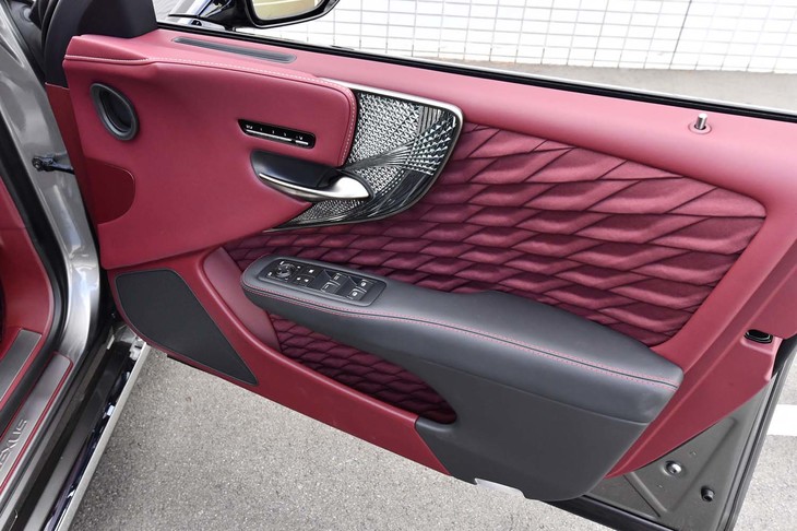 特徴的な意匠のドアパネル。切子調カットガラスのオーナメントは165万円のオプション。