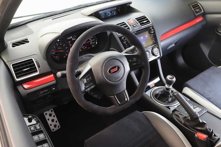 北米専売車ということで、ハンドル位置はもちろん左。速度計の文字盤には、miとkmの両方の目盛りが刻まれていた。