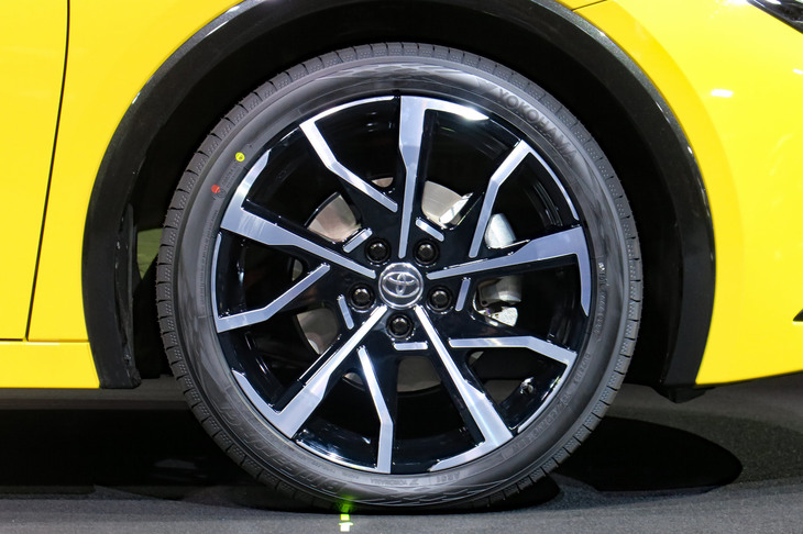 トヨタ・プリウス2.0L PHEVプロトタイプ（タイヤ＆ホイール）