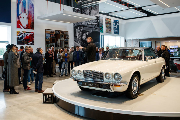 「XJ」の歴史についてレクチャーを受ける取材陣。初代XJは1968年のパリモーターショーで世界初公開された。