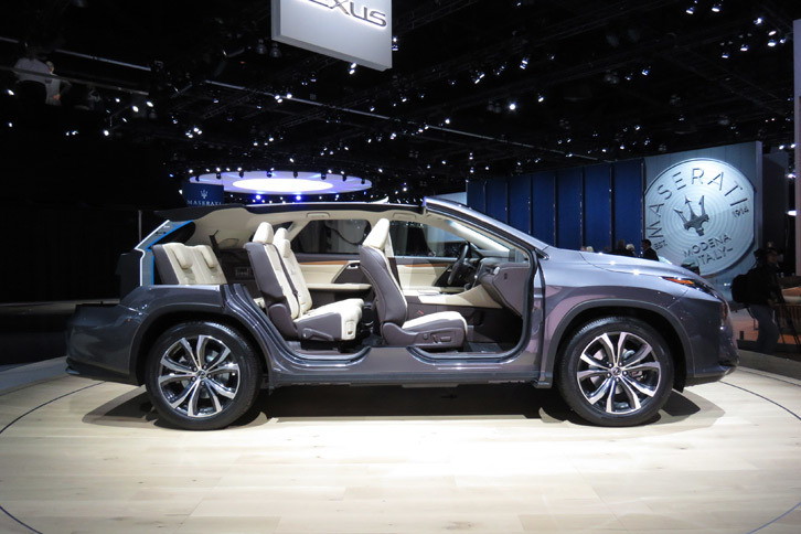 「レクサスRX350hL」のカットモデル。3列シートの「RX」は、日本ではハイブリッドの「RX450hL」のみが販売される。