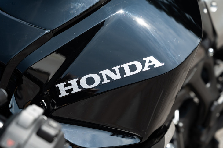 カラーリングには試乗車に用いられていた「グラファイトブラック」と、「パールホークスアイブルー」の2種類が用意される。