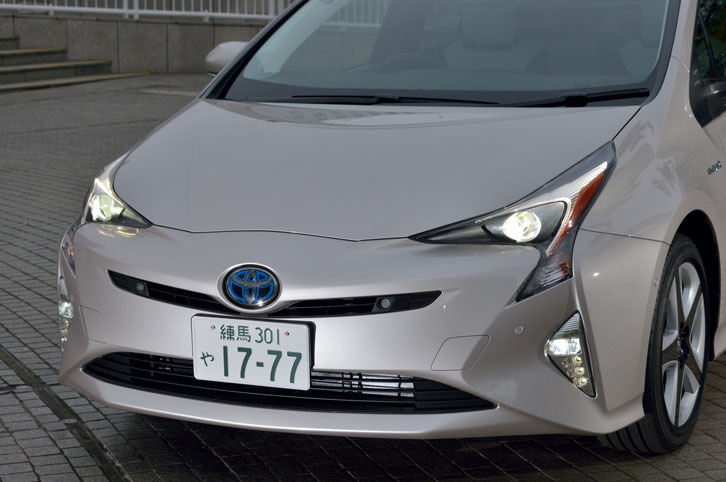 新型「プリウス」のフロントまわり。グリル内には、走行状態にあわせて開閉し、効率的に機関の冷却および暖気を行うグリルシャッターが備わる。