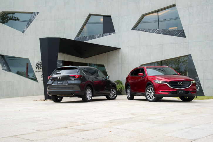 「マツダCX-8 XD Lパッケージ」（右）と「XDプロアクティブ」（左）。