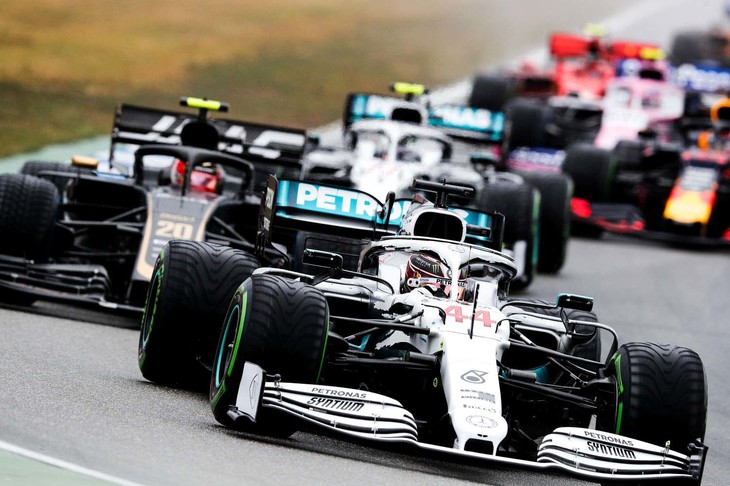 ドイツで現役最多4勝を記録しているルイス・ハミルトン（写真）。土曜日には喉の調子が悪く、リザーブのエステバン・オコンを代役に立てるオプションも考えられたというが、欠場という最悪のシナリオは避けられた。フリー走行で好調だったフェラーリの自滅にも助けられたものの、さすがはチャンピオン、ここぞという場面でしっかりと仕事をこなし今季4回目のポールポジションを獲得。ホッケンハイムでは2008年以来となる久々の予選P1となった。しかしレースでは状況一変。雨の中トップを快走するも、ぬれた路面でスリップしフロントウイングを壊し緊急ピットイン。ピットロードに入る際に、規定のラインの外を走ってしまい5秒加算ペナルティーを受けることに。11位完走から、アルファ・ロメオのペナルティーで繰り上がり9位入賞。2点を追加したことで、このレースをリタイアした僚友バルテリ・ボッタスとのポイント差は41点に開いた。（Photo=Mercedes）