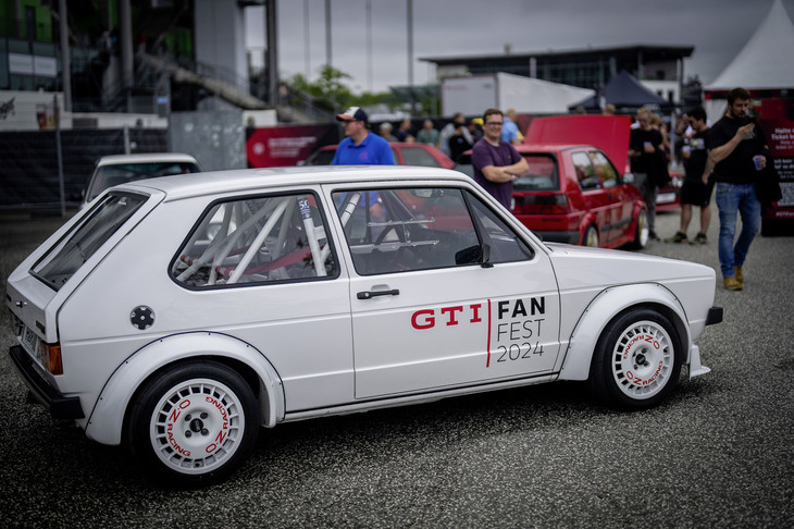 ドアにデザインされた「GTI FAN FEST 2024」やオーバーフェンダーが目を引く「ゴルフI」。会場ではカスタマイズされた車両も数多く見受けられた。