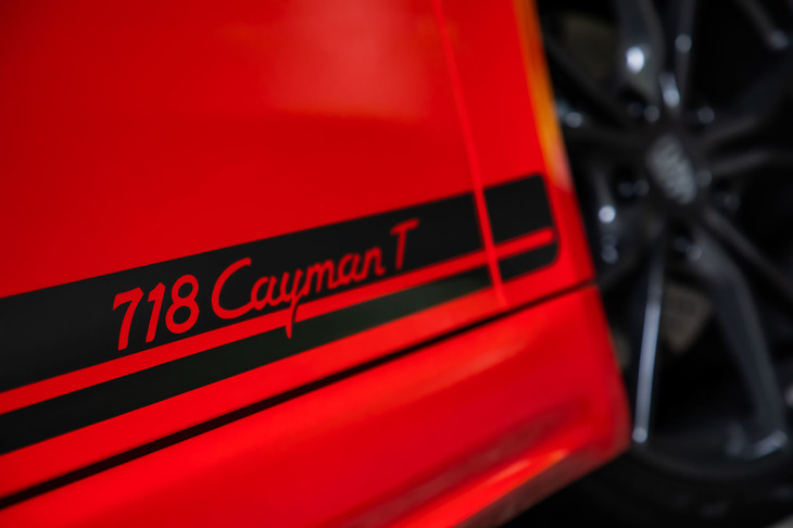 装備を省き軽量化したかつての「911 T」とは異なり、「718ケイマンT」は走りに関する充実した装備が自慢。今回試乗したのは7段PDKモデルで、車両本体価格は897万2000円。