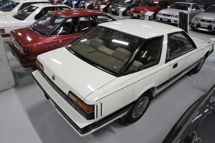 1982年「日産レパード2ドアハードトップ ターボSGX」（手前）と、1985年「4ドアハードトップ 200X ZGX」。輸出専用モデルだった910「ブルーバード」の直6エンジン搭載車のシャシーをベースに、独自の2／4ドアハードトップボディーを架装した高級パーソナルカーとして1980年にデビューした初代レパード。この種のモデルでは日本初となる4ドアハードトップが設定されており、グラスエリアの広い大胆なスタイリングが特徴だった。