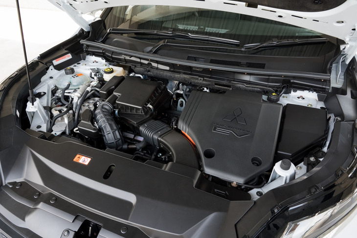 パワートレインの基本はシリーズハイブリッドで、エンジンは通常は発電に専念。状況に応じて、エンジンとモーターの両方でタイヤを駆動するパラレルハイブリッドモードとなる。