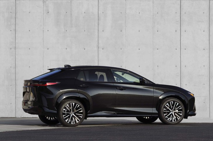 ボディーサイズは全長×全幅×全高＝4805×1895×1635mm。2850mmのホイールベースは「bZ4X」と同じだが、オーバーハングの延長によって全長はこちらのほうが105mm長くなっている。