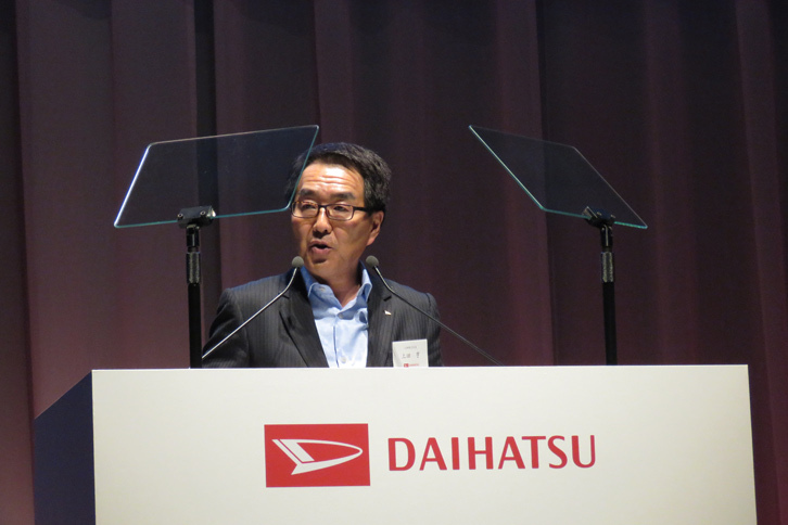 ダイハツ工業の上田 亨上級執行役員。開発に際しては、入念なリサーチを行い、運転のしやすさや乗り降りのしやすさなどが軽商用車にも求められていることがわかったとのこと。