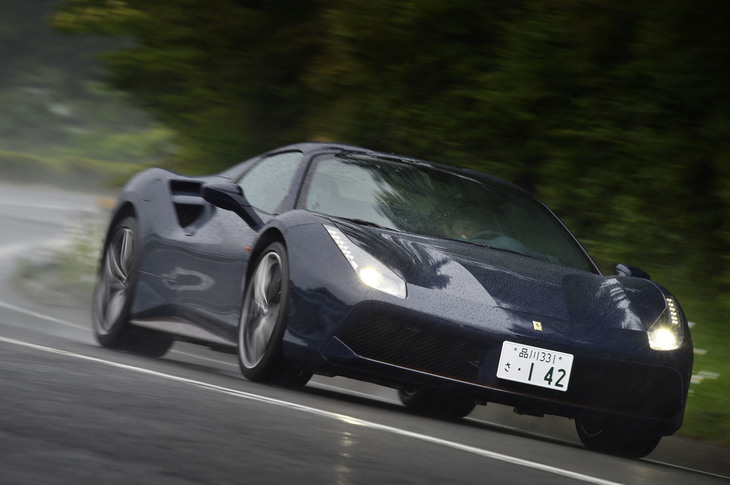 「488スパイダー」では、アクセルワークに対するターボラグは「アクセル即時応答の範囲内」とされる0.8秒に抑えられている。