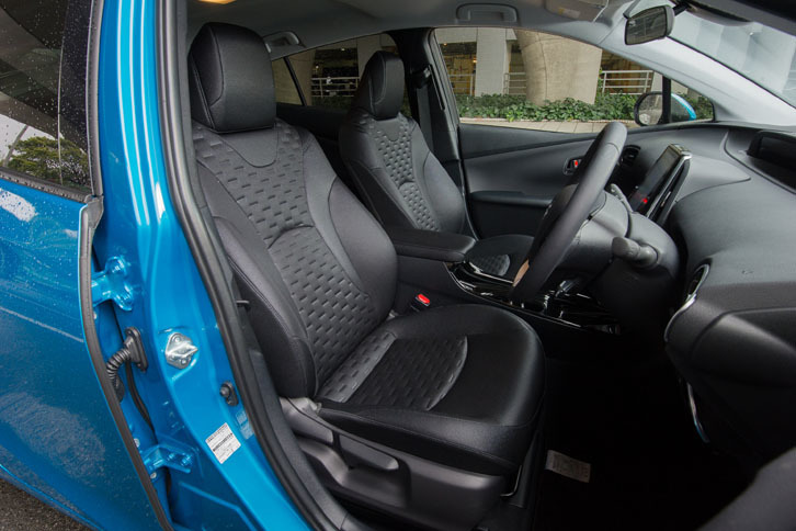 試乗した「S“ナビパッケージ”」のファブリックシート。表皮には光沢フィルムが織り込まれており、凹凸の付いた網目状の模様を、より立体的に見せている。