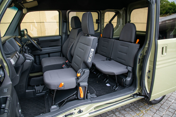 助手席と後席はダイブダウンして使われることを想定しているため、座面と背もたれは薄くて硬い。