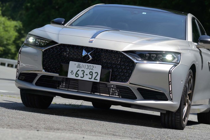 ヘッドランプは普段は裏返しになっており、システムオンでクルリと回転して姿を現す。ランプの端から下に伸びるデイタイムランニングライトは真珠のネックレスをモチーフとしている。