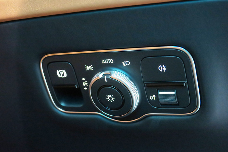 アストンマーティンDB12（灯火類などのスイッチパネル）