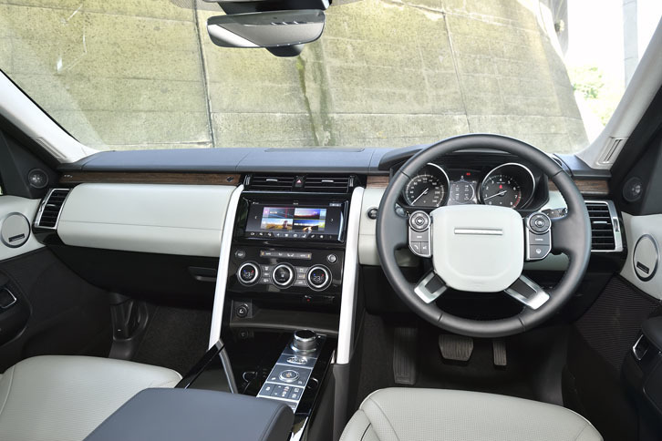 「ディスカバリー」の伝統のインパネデザインが、モダンに再解釈された。各部に本物のウッドやメタルが使用されている。