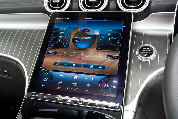 ドライブモードに「オフロード」が用意されるほか、車体の傾きやタイヤの切れ角などを確認できる「オフロードスクリーン」を映し出せる。車両の最低地上高は175mm。