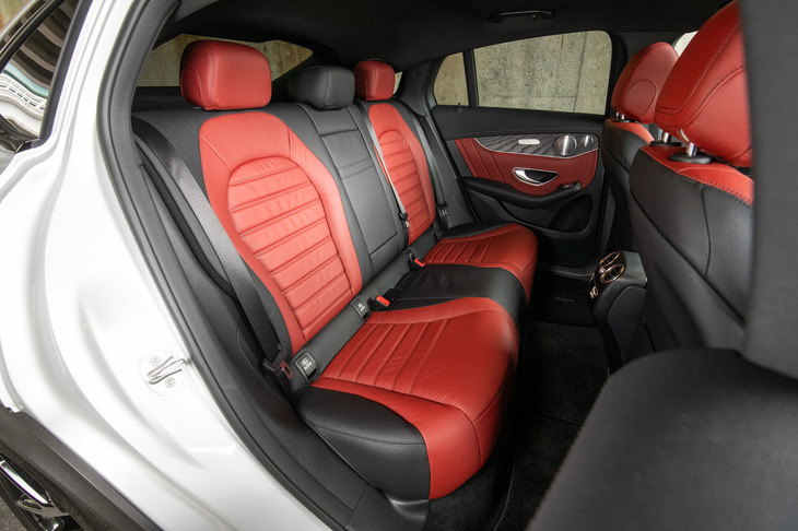 低められたルーフラインが特徴の「GLCクーペ」だが、そもそものボディーサイズが大きいためか、後席に窮屈さは感じなかった。