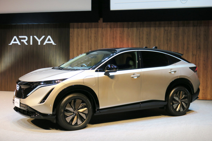 「トヨタbZ4X」の直接のライバルとなりそうなのが、日産が新しいEV専用プラットフォームをベースに開発したSUV「アリア」だ。
