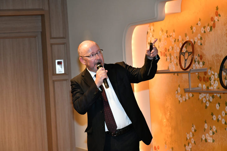 次いでブランドマネージャーのジャスティン・ガーディナー氏が、モーガンの魅力を紹介。フォードやマツダから提供を受けるパワープラントとドライブトレインを除き、すべてが内製で、職人の手作りで製造される、モーガンの“クルマづくり”が解説された。