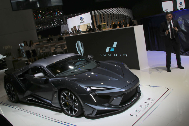 ドバイをベースにするWスポーツによる「フェニア・スーパースポーツ」。エンジンはポルシェのものをベースにした水平対向6気筒（最高出力800hp）で、0-100km/h加速2.7秒、最高速400km/hと驚異のスペックが並ぶ。