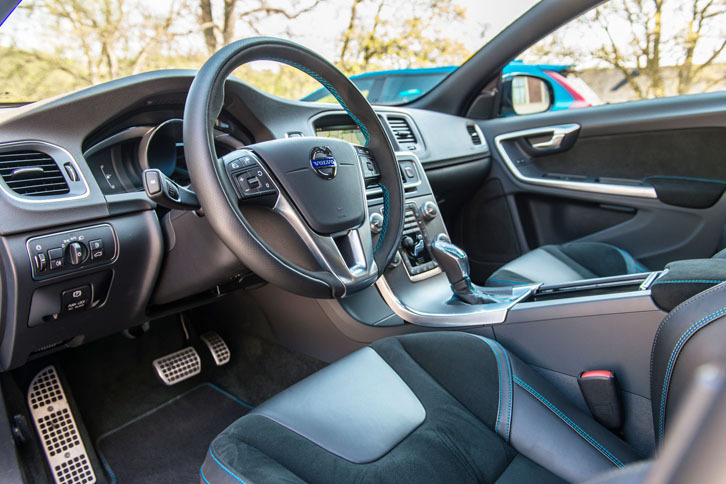 スポーティーな装いの室内。本革／ヌバックのステアリングホイールが装着されるほか、ドアトリムやセンターアームレストなどにもヌバックが張られる。