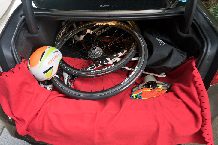 ロードバイクを積むにしても、さすがに高級車だと気を使う。今回は毛布で養生させてもらった。