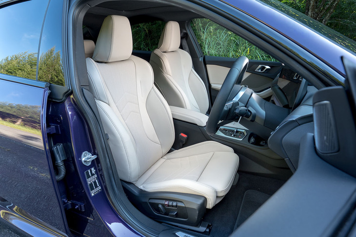 シート表皮はアルカンターラとヴェガンザ（ビーガンレザー）の組み合わせが標準で、今回の試乗車のフルヴェガンザ仕立てはオプションの「ハイラインパッケージ」によるもの。このオイスターのほかにモカとブラックも選べる。