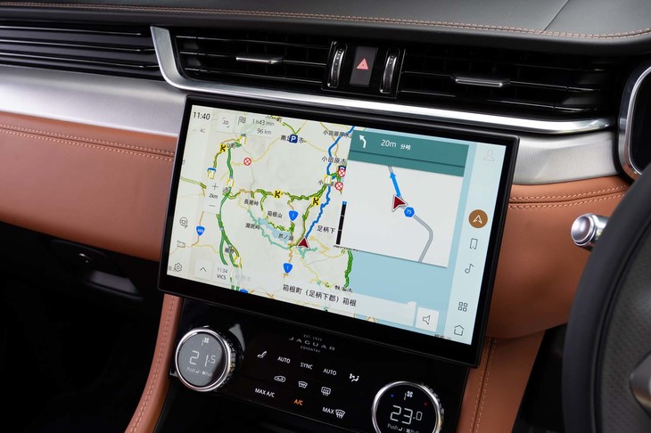 11.4インチのセンタースクリーンは上下に弓なりに曲がっているのが特徴。マップを映し出せばご覧の存在感。