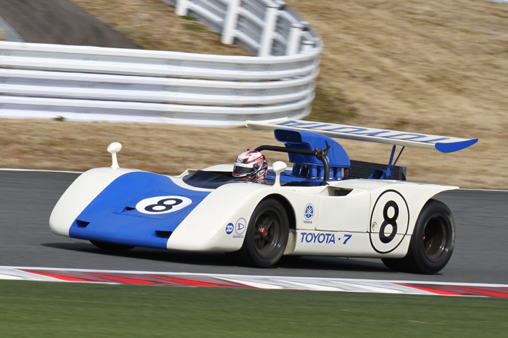 「FSWの礎を築いた名車」とうたわれた「日本グランプリ＆GCデモラン」に登場した「トヨタ7」。最後のビッグマシン対決となった1969年10月の、69年日本グランプリのために作られたマシンで、V8 DOHC 32バルブ 5リッターエンジンを搭載。グランプリでは3位に入ったが、ウイング付きのこの個体は翌11月の日本カンナムで優勝した仕様。SUPER GT／スーパーフォーミュラを戦う現役ドライバーの大嶋和也がドライブした。