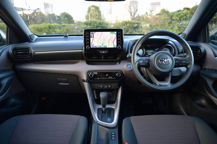 「ヤリス ハイブリッド」のインテリア。（写真＝池之平昌信）