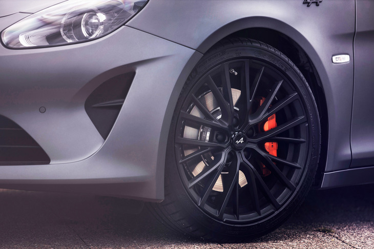 ボディーカラーが「グリ トネール マット」の個体には、「A110S」専用の鍛造アルミホイール「GT RACE」が装備される。