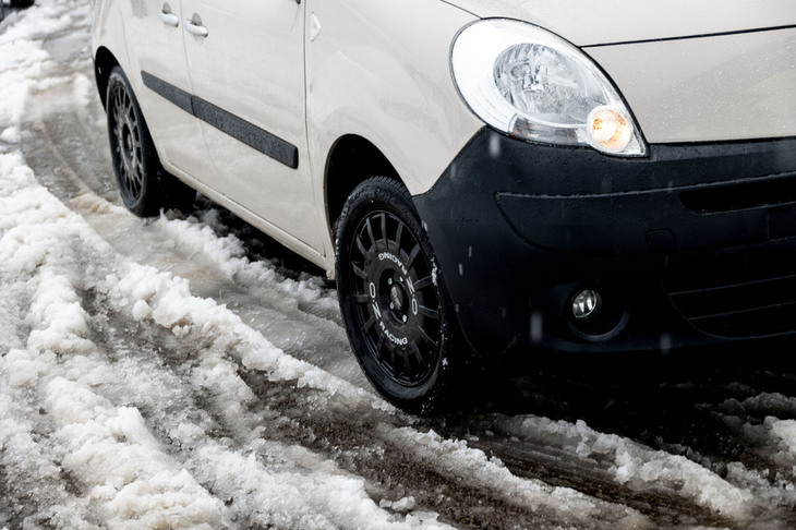 コンパウンド硬度の最適化やネクセン独自の「グリップ・レジン・テクノロジー」により、路面密着度を高めて制動力をアップ。安心してブレーキが踏める。従来品に比べて耐摩耗性が大幅に向上したのも「エヌブルー4シーズン2」の特長だ。