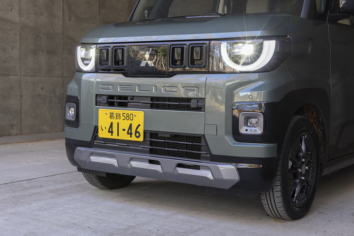 「ディフェンダー」風のフロントマスクは変わっていないようだが、実際にはシグネチャーランプとスキッドプレートの大型化、ダイナミックシールドのボディー同色化などで親しみやすさと力強さがアップしている。