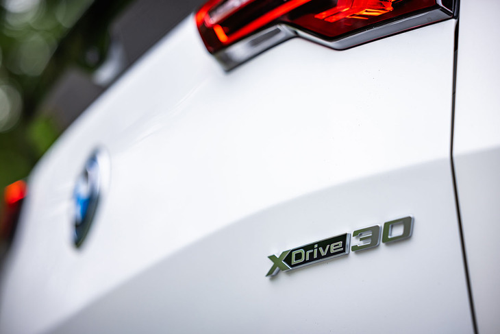 日本に導入される「iX2」は、前後に1基ずつ、計2基のモーターを搭載する4WD車「xDrive30 Mスポーツ」の1モデルのみ。車両本体価格は742万円。ちなみに、最高出力317PSの2リッター直4ターボを搭載する「M35i xDrive」の価格は810万円。