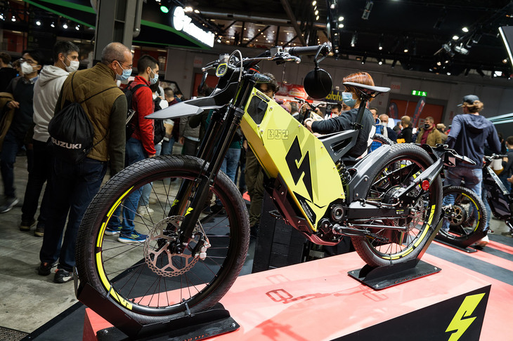 オーストラリアの電動自転車ブランドである「Stealth Electric Bike（ステルス・エレクトリック・バイク）」。2021年7月に、かつてMVアグスタを率いたジョバンニ・カステリオーニが立ち上げたCクリエイティブ社が株主に加わり、それまで民間と軍事用オフロード製品の開発を行ってきたステルス・エレクトリック・バイクが、より民間に重心を置いた製品開発を行うと発表した。その代表的アイテムが、この展示車両「B-52s」だ。ペダル操作を電気で補助する電動アシスト自転車としてはもちろん、アクセル操作で電動バイクとしても機能する、パワフルでワイルドなモペットである。同スタイルでペダルを持たない、完全なる電動オフロードバイクも展示されていた。