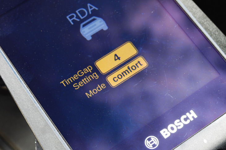 車両の制御や、マニュアル運転とACC走行との兼ね合いなどについては、さまざまな設定が模索されている。今回の試乗では常時システムが介入する「コンフォート」と、定速走行時のみシステムが作動する「スポーツ」の、2種類の設定を試すことができた。