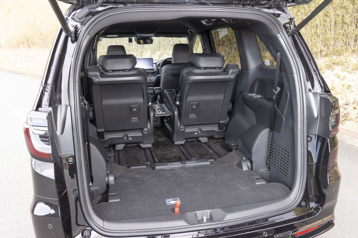 3列目を床面とフラットに収納できるのは、サイズの近いライバルミニバンに対するアドバンテージだ。