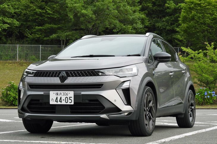 富士スピードウェイの東ゲートにて、シャープなイメージの新しいお顔が目を引く「ルノー・キャプチャー エスプリ アルピーヌ マイルドハイブリッド」。