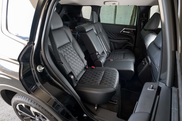 2列目シートは座面の前後スライドとリクライニングが可能。座面を倒した時にフラットになるため、サイドサポートは見た目よりも平板なつくり。