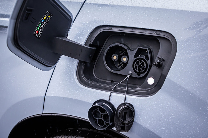 「EX30」は、普通充電のほかにCHAdeMO方式の急速充電にも対応している。充電口は左リアフェンダーに配置される。容量69kWhの駆動用バッテリーにより、一充電あたり最大560km（WLTPモード）の航続を可能とする。