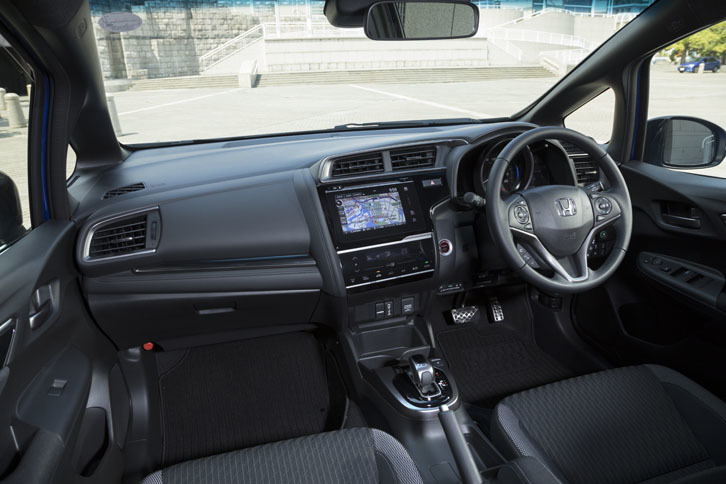 「ハイブリッドS Honda SENSING」のインテリア。ブラックを基調にグレーのトリムがあしらわれ、落ち着いた印象となっている。